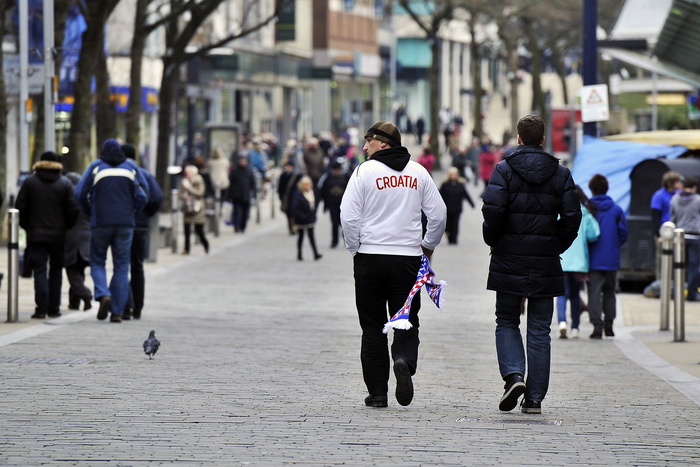 Swansea (Wales), 260313.
Swansea uoci kvalifikacijske utakmice za Svjetsko prvenstvo u Brazilu, 2014. godine, izmedju reprezentacija Walesa i Hrvatske.
Hrvatski navijaci u centru grada, prije vecerasnje nogometne utakmice .
Foto: Boris Kovacev / CROPIX