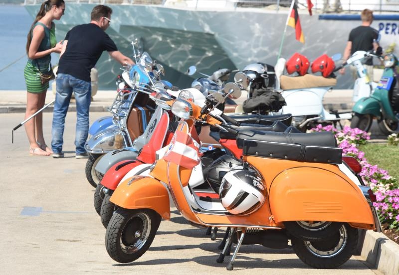 U Biogradu na moru zapoceo je Vespa World Days 2015 koji traje od 11-14. lipnja. Ocekuje se dolazak 5000 vozaca iz 32 zemlje. Photo: Hrvoje Jelavic/PIXSELL U Biogradu na moru zapoceo je Vespa World Days 2015 koji traje od 11-14. lipnja. Ocekuje se dolazak 5000 vozaca iz 32 zemlje. Photo: Hrvoje Jelavic/PIXSELL