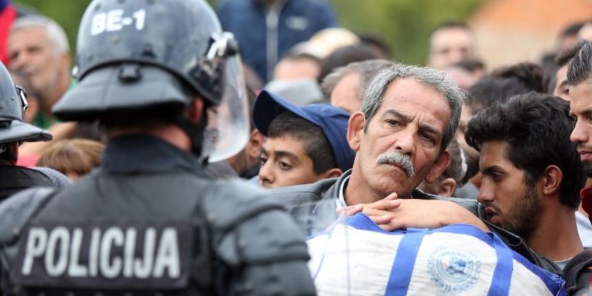 Harmica – Slovenska policija pocela je pustati izbjeglice u Sloveniju u grupama. Autobusima ih prevoze prema registracijskom centru u Brezicama. Photo: Borna Filic/PIXSELL