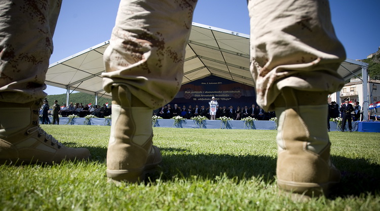 Knin, 050811.
Podizanjem zastave na Kninskoj tvrdjavi i postrojavanjem vojnih snaga na nogometnom igralistu obiljezena je 16. obljetnica VRO Oluja, Dan pobjede i domovinske zahvalnosti i Dan hrvatskih branitelja.
Foto: Ante Cizmic / CROPIX Knin, 050811.
Podizanjem zastave na Kninskoj tvrdjavi i postrojavanjem vojnih snaga na nogometnom igralistu obiljezena je 16. obljetnica VRO Oluja, Dan pobjede i domovinske zahvalnosti i Dan hrvatskih branitelja.
Foto: Ante Cizmic / CROPIX