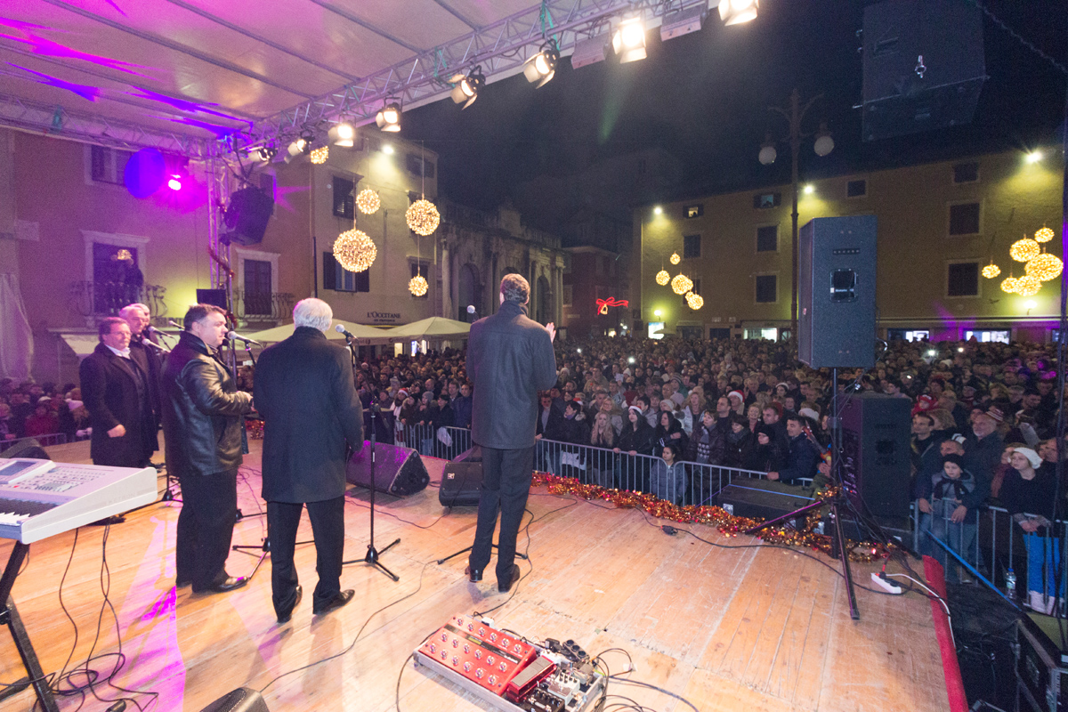 Doček 2017: Najluđa noć na zadarskom Poluotoku privukla više tisuća Zadrana i gostiju Doček 2017: Najluđa noć na zadarskom Poluotoku privukla više tisuća Zadrana i gostiju