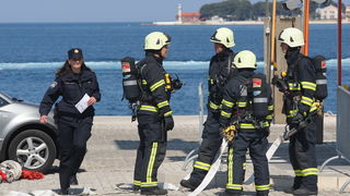 Zadar, 180411.
Vjezba uklanjanja eksplozivne naprave sa putnickog broda Zadar u kojoj su sudjelovale interventne sluzbe (hitna pomoc, policija, vatrogasaci, lucke kapetanija i drugi)
Na slici: detalj sa vjezbe.
Foto: Vladimir Ivanov / CROPIX Zadar, 180411.
Vjezba uklanjanja eksplozivne naprave sa putnickog broda Zadar u kojoj su sudjelovale interventne sluzbe (hitna pomoc, policija, vatrogasaci, lucke kapetanija i drugi)
Na slici: detalj sa vjezbe.
Foto: Vladimir Ivanov / CROPIX