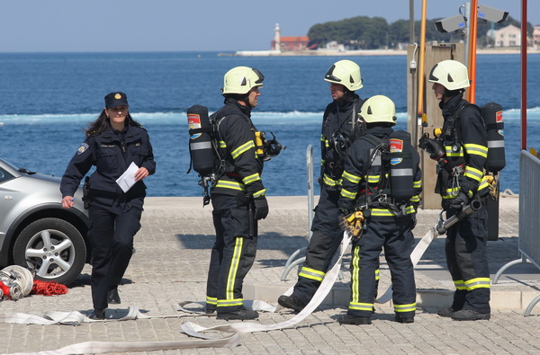 Zadar, 180411.
Vjezba uklanjanja eksplozivne naprave sa putnickog broda Zadar u kojoj su sudjelovale interventne sluzbe (hitna pomoc, policija, vatrogasaci, lucke kapetanija i drugi)
Na slici: detalj sa vjezbe.
Foto: Vladimir Ivanov / CROPIX Zadar, 180411.
Vjezba uklanjanja eksplozivne naprave sa putnickog broda Zadar u kojoj su sudjelovale interventne sluzbe (hitna pomoc, policija, vatrogasaci, lucke kapetanija i drugi)
Na slici: detalj sa vjezbe.
Foto: Vladimir Ivanov / CROPIX