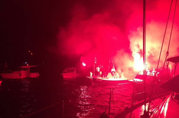 Doček zlatnih zadarskih olimpijaca Šime Fantele i Igora Marenića: Bakljada na brodovima od Vitrenjaka do Morskih orgulja. Foto: Tija Malik Doček zlatnih zadarskih olimpijaca Šime Fantele i Igora Marenića: Bakljada na brodovima od Vitrenjaka do Morskih orgulja. Foto: Tija Malik