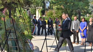 Povodom Dana pobjede kod središnjeg križa na Gradskom groblju položeni vijenci Povodom Dana pobjede kod središnjeg križa na Gradskom groblju položeni vijenci