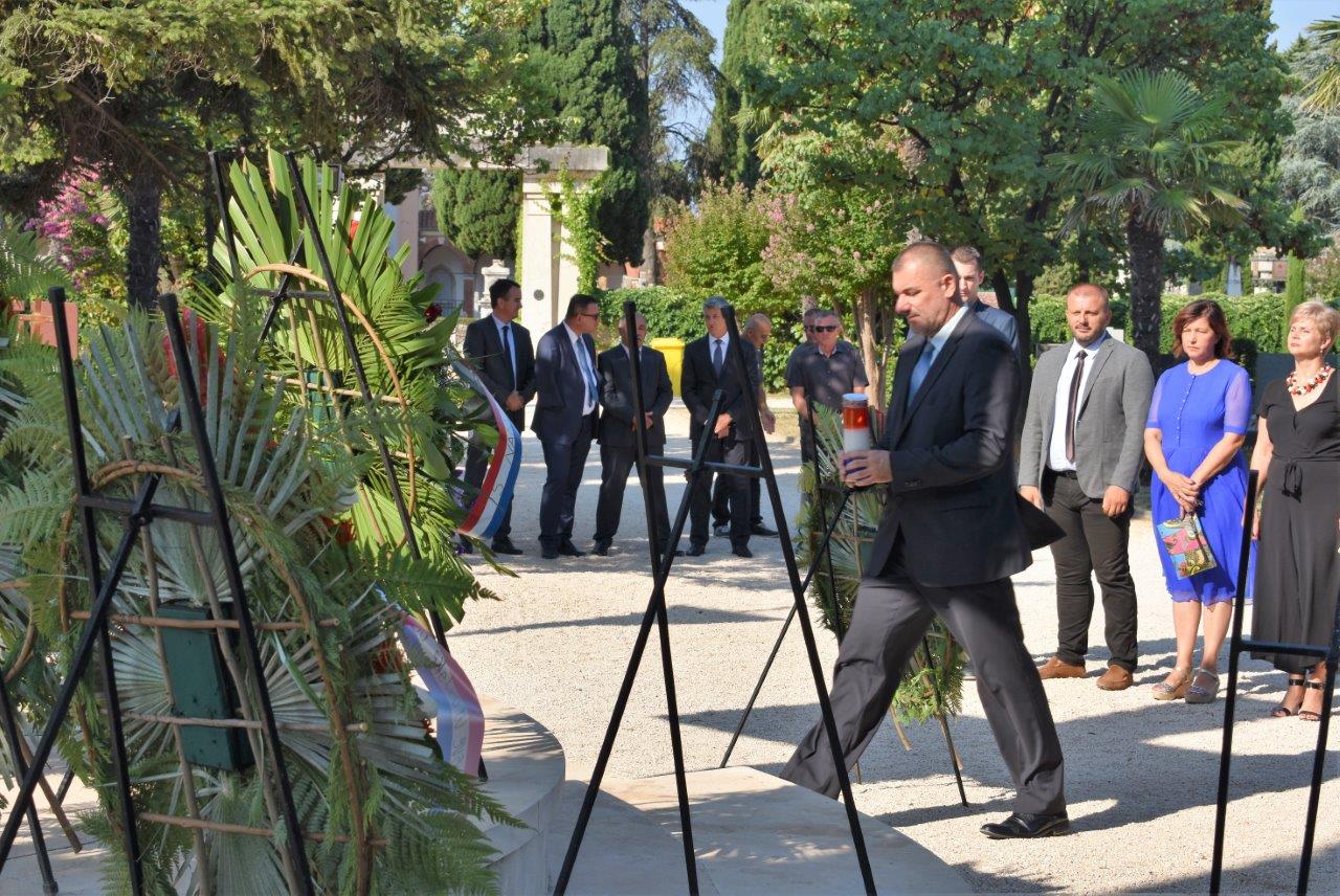 Povodom Dana pobjede kod središnjeg križa na Gradskom groblju položeni vijenci Povodom Dana pobjede kod središnjeg križa na Gradskom groblju položeni vijenci