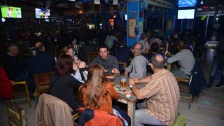 Famous Bar: 1. kolo Lige sportskog kviza “Nogometne ikone” 27. listopada 2016. Foto. Iva Perinčić Famous Bar: 1. kolo Lige sportskog kviza “Nogometne ikone” 27. listopada 2016. Foto. Iva Perinčić