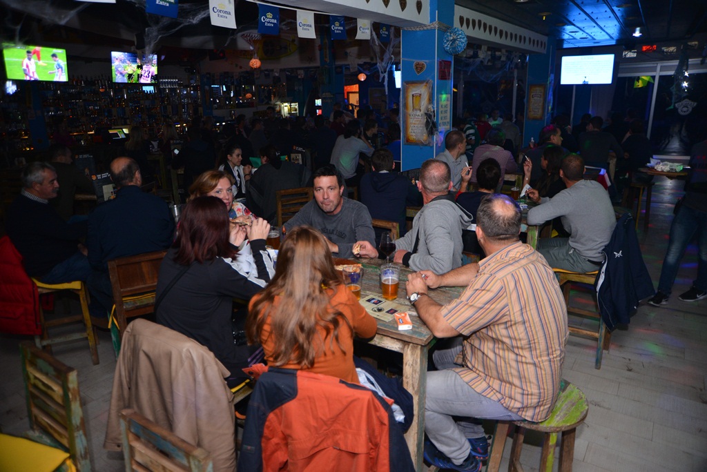 Famous Bar: 1. kolo Lige sportskog kviza “Nogometne ikone” 27. listopada 2016. Foto. Iva Perinčić Famous Bar: 1. kolo Lige sportskog kviza “Nogometne ikone” 27. listopada 2016. Foto. Iva Perinčić