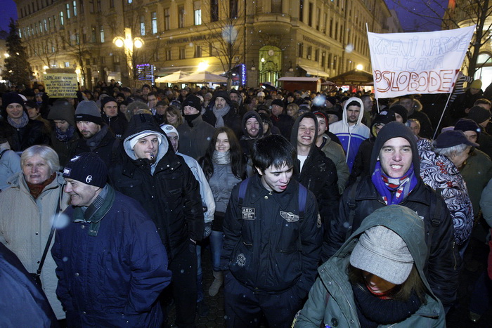 Zagreb, 020311. 
Novi, cetvrti po redu, protuvladin prosvjed tzv. facebook grupe zapoceo je veceras na Cvjetnom trgu. 
Na fotografiji: prosvjednici.
Foto: Davor Pongracic / CROPIX
