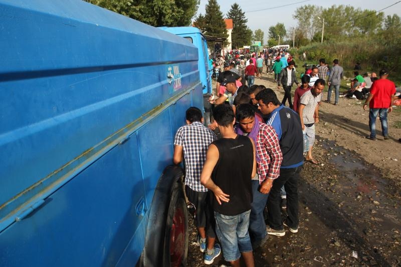 Tovarnik: Iscrpljenim izbjeglicama koji čekaju vlak volonteri Crvenog križa pružaju svekoliku pomoć. Photo: Zeljko Lukunic/PIXSELL Tovarnik: Iscrpljenim izbjeglicama koji čekaju vlak volonteri Crvenog križa pružaju svekoliku pomoć. Photo: Zeljko Lukunic/PIXSELL