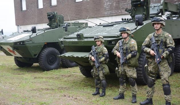 Povodom Dana sjecanja u vojarni Zrin organiziran je Takticko tehnicki zbor naoruzanja kojeg je posjetio i petrinjski gadonacelnik Darinko Dumbovic a na kojem su posjetitelji mogli vidjeti borbena oklopna vozila Patria te oruzje i opremu kojom se koriste p