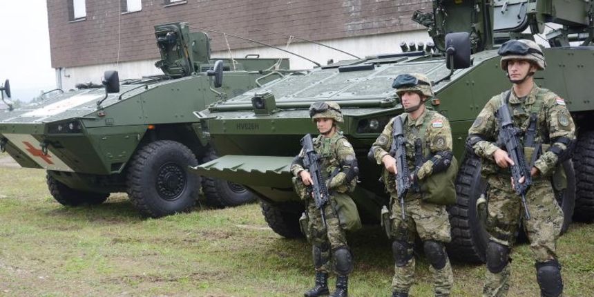 Povodom Dana sjecanja u vojarni Zrin organiziran je Takticko tehnicki zbor naoruzanja kojeg je posjetio i petrinjski gadonacelnik Darinko Dumbovic a na kojem su posjetitelji mogli vidjeti borbena oklopna vozila Patria te oruzje i opremu kojom se koriste p