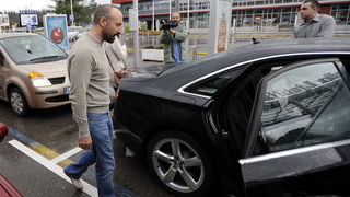 Ljubljana, 071110.
Danas je na ljubljansku zracnu luku Brnik stigao glumac Halit Ergenc poznatiji kao Onur iz sapunice 1001 noc. Stigao je avionom Turkisch airlinesa iz Istanbula.
Na slici: glumac Halit Ergenc odvezao se u Audiu A8.
Foto: Sime Sokota / CR Ljubljana, 071110.
Danas je na ljubljansku zracnu luku Brnik stigao glumac Halit Ergenc poznatiji kao Onur iz sapunice 1001 noc. Stigao je avionom Turkisch airlinesa iz Istanbula.
Na slici: glumac Halit Ergenc odvezao se u Audiu A8.
Foto: Sime Sokota / CR