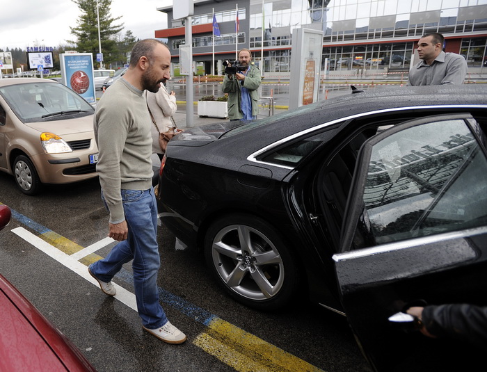 Ljubljana, 071110.
Danas je na ljubljansku zracnu luku Brnik stigao glumac Halit Ergenc poznatiji kao Onur iz sapunice 1001 noc. Stigao je avionom Turkisch airlinesa iz Istanbula.
Na slici: glumac Halit Ergenc odvezao se u Audiu A8.
Foto: Sime Sokota / CR Ljubljana, 071110.
Danas je na ljubljansku zracnu luku Brnik stigao glumac Halit Ergenc poznatiji kao Onur iz sapunice 1001 noc. Stigao je avionom Turkisch airlinesa iz Istanbula.
Na slici: glumac Halit Ergenc odvezao se u Audiu A8.
Foto: Sime Sokota / CR