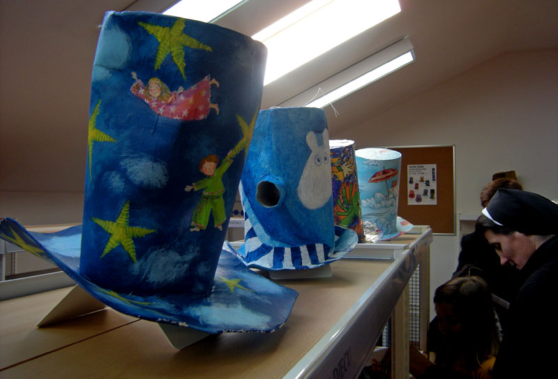 Izložba šešira hrvatskih ilustratora