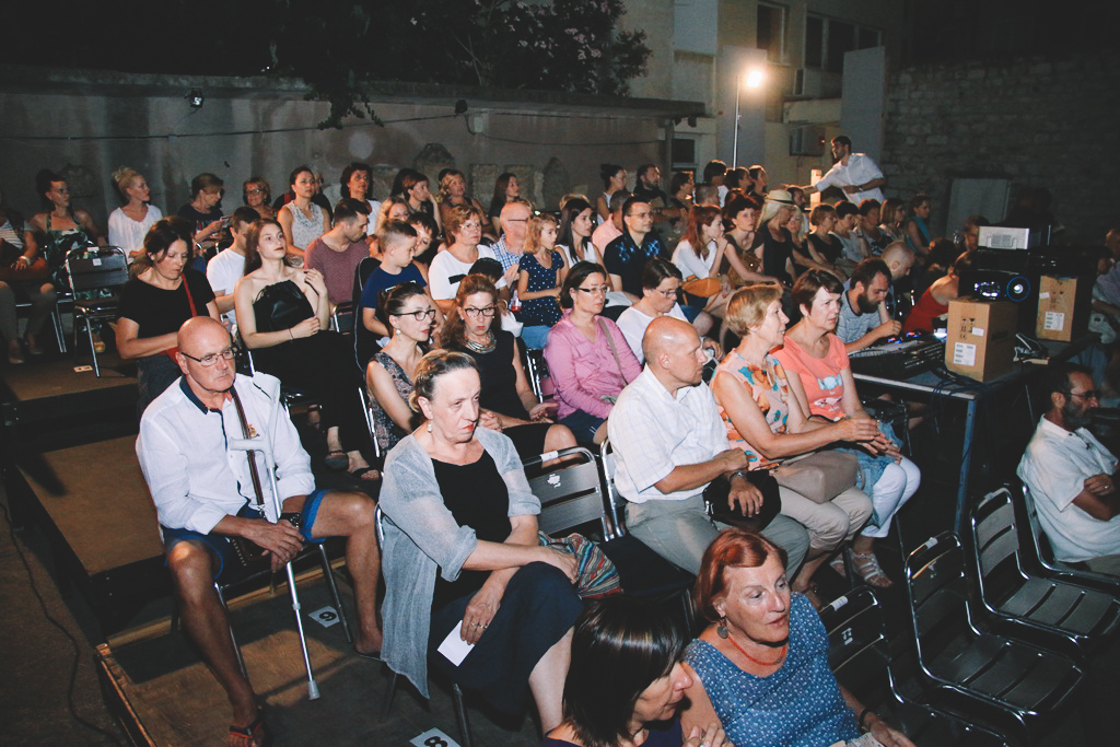 Teatar Exit na Zadarskom kazališnom ljetu: Predstava “Crveno”