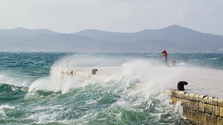 Spektakularna igra valova na zadarskoj rivi 5. studenog 2014.  Foto: Marin Pitton