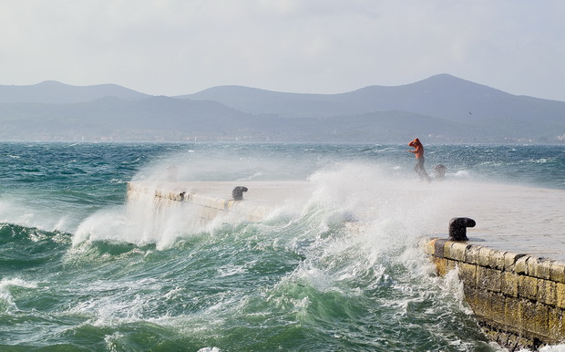 Spektakularna igra valova na zadarskoj rivi 5. studenog 2014.  Foto: Marin Pitton
