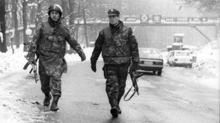 310391. ARHIVSKA FOTOGRAFIJA:
Plitvicka jezera – Akcija pripadnika za posebne namjene hrvatskog MUP-a na sam Uskrs 31.03.1991 kojom je ponovno uspostavljena policijska postaja na Plitvickim jezerima. Okrsaj je trajajo vise sati u kojoj je poginuo redarstv 310391. ARHIVSKA FOTOGRAFIJA:
Plitvicka jezera – Akcija pripadnika za posebne namjene hrvatskog MUP-a na sam Uskrs 31.03.1991 kojom je ponovno uspostavljena policijska postaja na Plitvickim jezerima. Okrsaj je trajajo vise sati u kojoj je poginuo redarstv