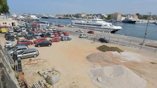 Iako se priblizava pocetak turisticke sezone, stara gradska jezgra pretvorena je u veliko gradiliste. Photo: Dino Stanin/PIXSELL Autor Dino Stanin/PIXSELL Ključne riječi bager, turisticka sezona, skele, raskopano, cesta, radovi, Iako se priblizava pocetak turisticke sezone, stara gradska jezgra pretvorena je u veliko gradiliste. Photo: Dino Stanin/PIXSELL Autor Dino Stanin/PIXSELL Ključne riječi bager, turisticka sezona, skele, raskopano, cesta, radovi,