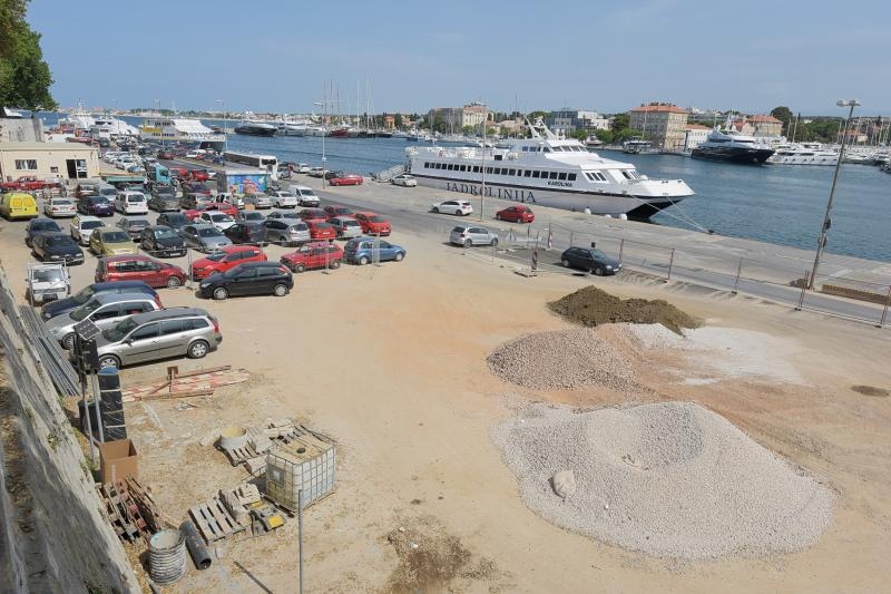 Iako se priblizava pocetak turisticke sezone, stara gradska jezgra pretvorena je u veliko gradiliste. Photo: Dino Stanin/PIXSELL Autor Dino Stanin/PIXSELL Ključne riječi bager, turisticka sezona, skele, raskopano, cesta, radovi, Iako se priblizava pocetak turisticke sezone, stara gradska jezgra pretvorena je u veliko gradiliste. Photo: Dino Stanin/PIXSELL Autor Dino Stanin/PIXSELL Ključne riječi bager, turisticka sezona, skele, raskopano, cesta, radovi,