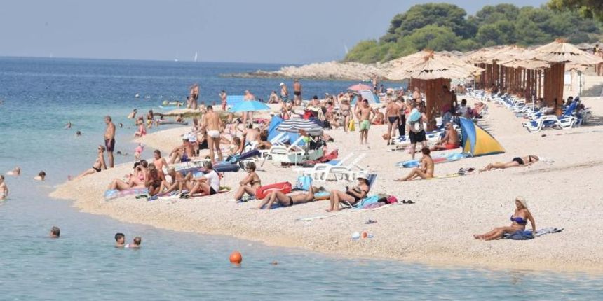 Najavljena promjena vremena ne ometa domace i strane goste da uzivaju na Primostenskim plazama u lijepom i suncanom danu