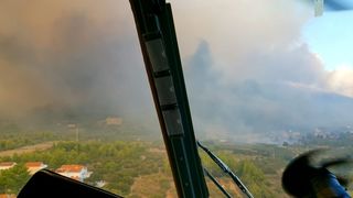 Zračne snage i vojnici gase veliki požar na Pelješcu