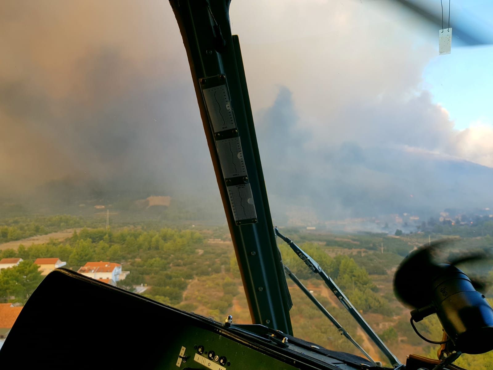 Zračne snage i vojnici gase veliki požar na Pelješcu
