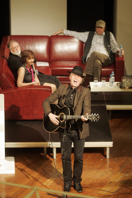 Pula,041209.
Recesijski, ali veselo i uz pjesmu otvoren je u petak jubilarni 15. Sa(n)jam knjige u Istri, koji ce do 13. prosinca okupiti vise od 200 autora i 300 nakladnika.Sajam je prigodnim rijecima otvorio veliki argentinsko-kanadski knjizevnik Albert Pula,041209.
Recesijski, ali veselo i uz pjesmu otvoren je u petak jubilarni 15. Sa(n)jam knjige u Istri, koji ce do 13. prosinca okupiti vise od 200 autora i 300 nakladnika.Sajam je prigodnim rijecima otvorio veliki argentinsko-kanadski knjizevnik Albert