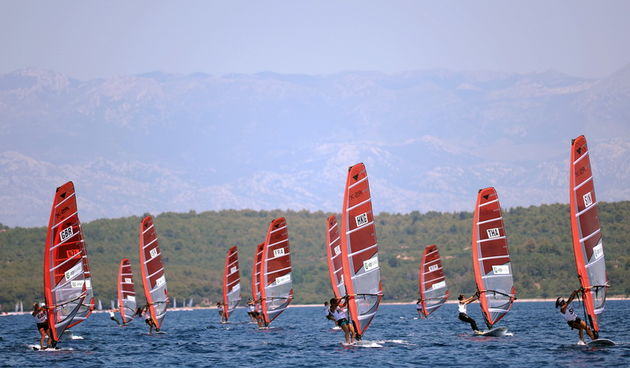 Zadar, 100711.
ISAF svjetsko juniorsko prvenstvo.
Zadar 2011, 07.-15. srpanj 2011.
Cetvrti je dan svjetskog prvenstva u jedrenju koje se odrzava u organizaciji  jedrlicarskog kluba Uskok. Jedrlicare je pratilo suncano vrijeme i slab vjetar.
Na slici: deta