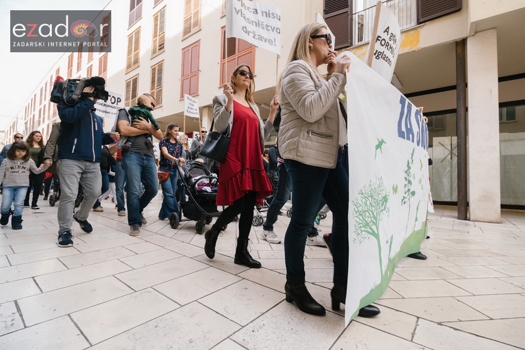 Prosvjedni skup roditelja protiv politike obaveznog cijepljenja Prosvjedni skup roditelja protiv politike obaveznog cijepljenja