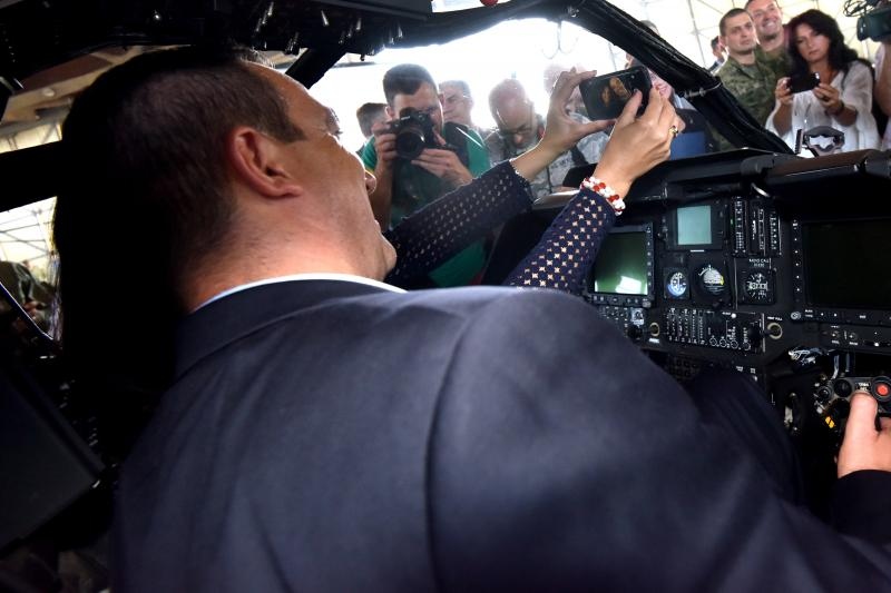 Predsjednica Grabar-Kitarović na predstavljanju novih helikoptera Kiowa Warriors u 93. Zrakoplovnoj bazi u Zemuniku. Photo: Dino Stanin/PIXSELL Predsjednica Grabar-Kitarović na predstavljanju novih helikoptera Kiowa Warriors u 93. Zrakoplovnoj bazi u Zemuniku. Photo: Dino Stanin/PIXSELL