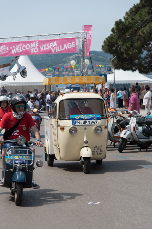 Spektakularni defile vespaša, foto: Vinko Pešić Spektakularni defile vespaša, foto: Vinko Pešić