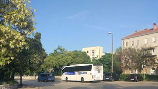 Svakodnevne situacije zadarskom na poluotoku: prometne nevolje zbog lošeg rješenja ukrcajno/iskrcajnih mjesta za turističke autobuse