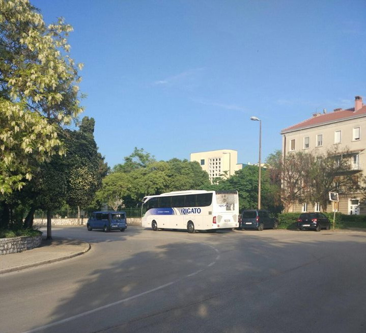 Svakodnevne situacije zadarskom na poluotoku: prometne nevolje zbog lošeg rješenja ukrcajno/iskrcajnih mjesta za turističke autobuse