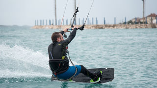 Južina nekima donosi glavobolju, surferima i kajterima je prava radost. Tako je bilo i jučer. Na biogradskoj plaži Dražica okupilo se dvadesetak ljubitelja vjetra, većina iz kiteboarding kluba Badevana-surf iz Zagreba. Iako su po meteorološkoj prognozi oč