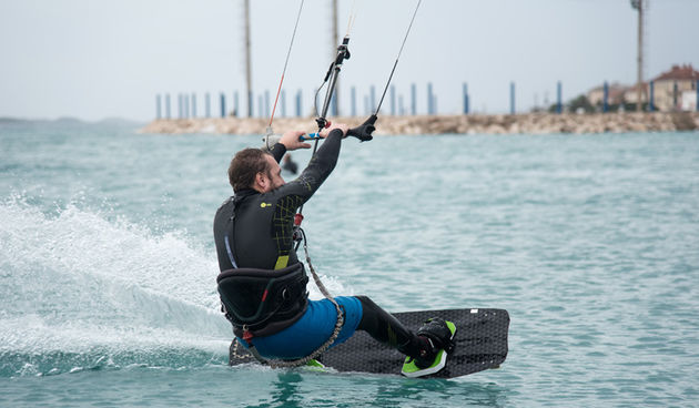 Južina nekima donosi glavobolju, surferima i kajterima je prava radost. Tako je bilo i jučer. Na biogradskoj plaži Dražica okupilo se dvadesetak ljubitelja vjetra, većina iz kiteboarding kluba Badevana-surf iz Zagreba. Iako su po meteorološkoj prognozi oč