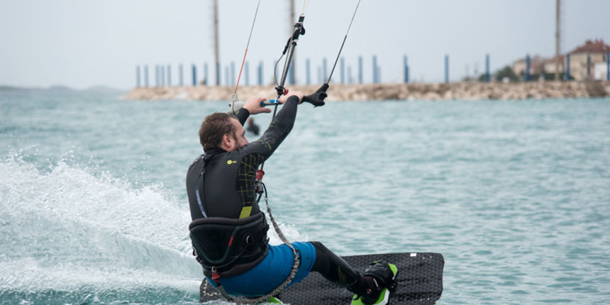 Južina nekima donosi glavobolju, surferima i kajterima je prava radost. Tako je bilo i jučer. Na biogradskoj plaži Dražica okupilo se dvadesetak ljubitelja vjetra, većina iz kiteboarding kluba Badevana-surf iz Zagreba. Iako su po meteorološkoj prognozi oč
