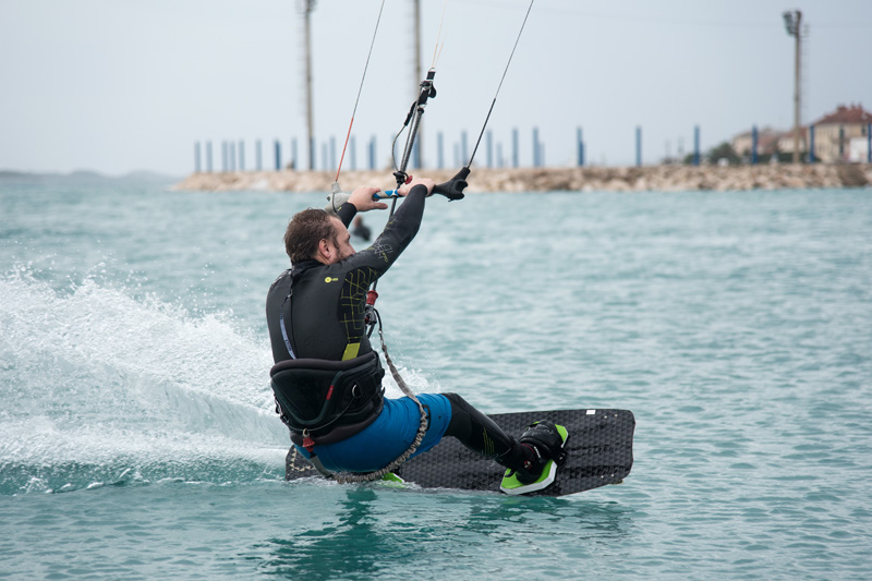 Južina nekima donosi glavobolju, surferima i kajterima je prava radost. Tako je bilo i jučer. Na biogradskoj plaži Dražica okupilo se dvadesetak ljubitelja vjetra, većina iz kiteboarding kluba Badevana-surf iz Zagreba. Iako su po meteorološkoj prognozi oč