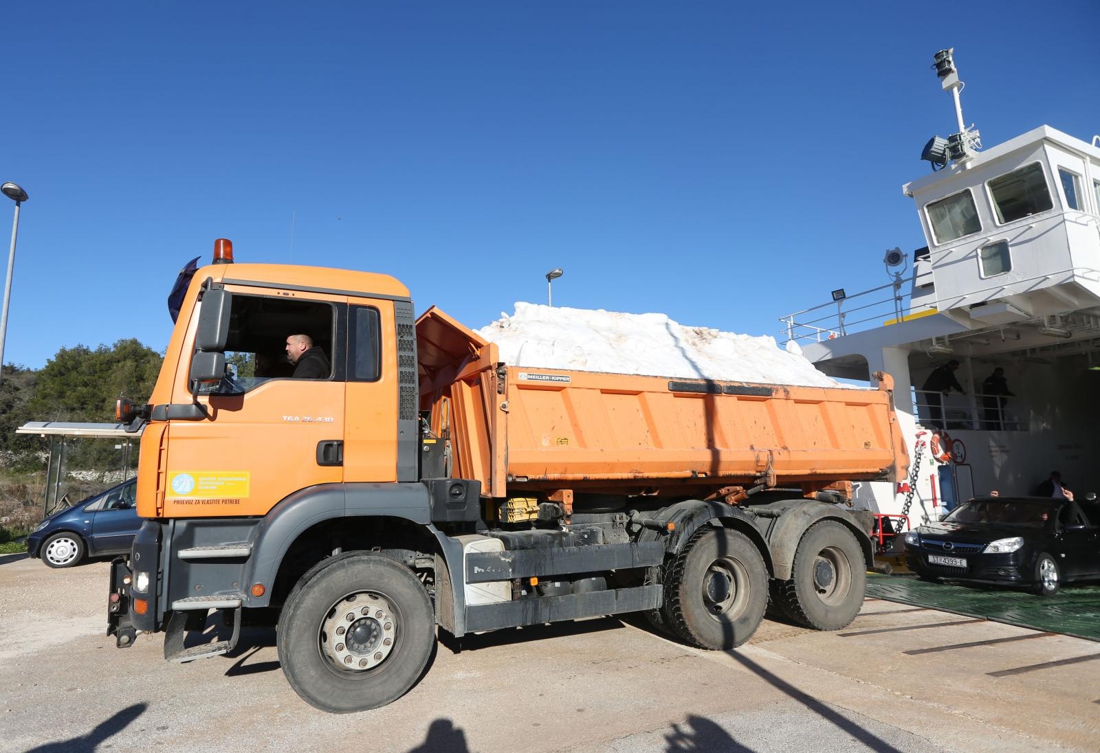 Kamioni puni snijega iz Like stigli u Veli Iž za skijašku utrku “Iška kraljica” Kamioni puni snijega iz Like stigli u Veli Iž za skijašku utrku “Iška kraljica”