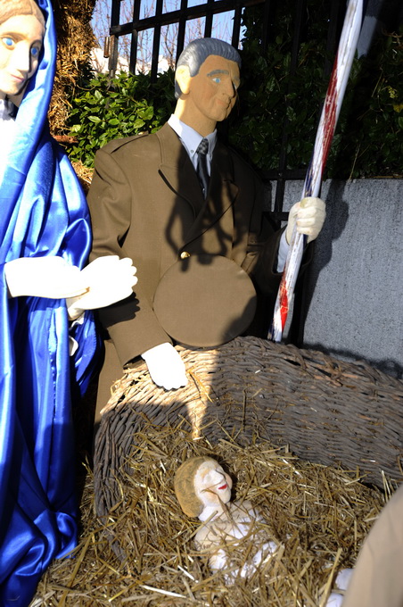 Vodice, 241212.
Josip Matesa Bumba iz Vodica vec godinama izradjuje bozicne jaslice za Vodice, Sibenik i Sibensku Biskupiju, a ove godine ispred svoje obiteljske kuce u Vodicama postavio je jaslice u kojima iznad malog Isusa stoji general Ante Gotovina.
F Vodice, 241212.
Josip Matesa Bumba iz Vodica vec godinama izradjuje bozicne jaslice za Vodice, Sibenik i Sibensku Biskupiju, a ove godine ispred svoje obiteljske kuce u Vodicama postavio je jaslice u kojima iznad malog Isusa stoji general Ante Gotovina.
F