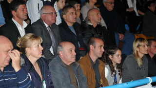 Zadar, 211112
Dvorana Jazine.
Humanitarni koncert za obitelj Vukic iz zadarskih arbanasa koja ce, ukoliko se ne skupe potrebna sredstva, uskoro biti delozirana iz svog doma.
Na fotografiji: obitelj Vukic u donjem redu, iznad njih Zeljko Dilber, gradonace Zadar, 211112
Dvorana Jazine.
Humanitarni koncert za obitelj Vukic iz zadarskih arbanasa koja ce, ukoliko se ne skupe potrebna sredstva, uskoro biti delozirana iz svog doma.
Na fotografiji: obitelj Vukic u donjem redu, iznad njih Zeljko Dilber, gradonace