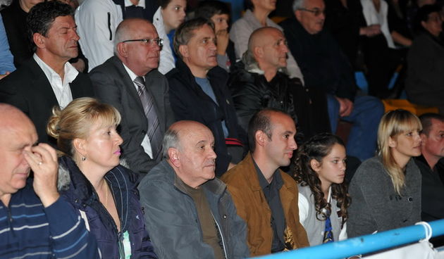 Zadar, 211112
Dvorana Jazine. 
Humanitarni koncert za obitelj Vukic iz zadarskih arbanasa koja ce, ukoliko se ne skupe potrebna sredstva, uskoro biti delozirana iz svog doma.
Na fotografiji: obitelj Vukic u donjem redu, iznad njih Zeljko Dilber, gradonace