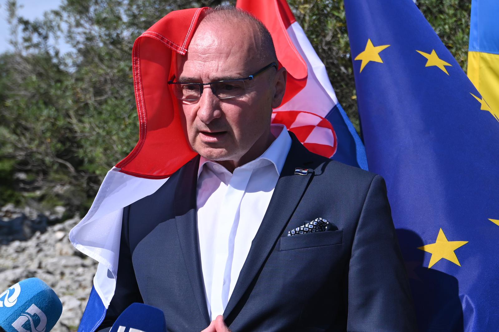 Grlić Radman i veleposlanik Ukrajine posadili maslinu u Perivoju mira