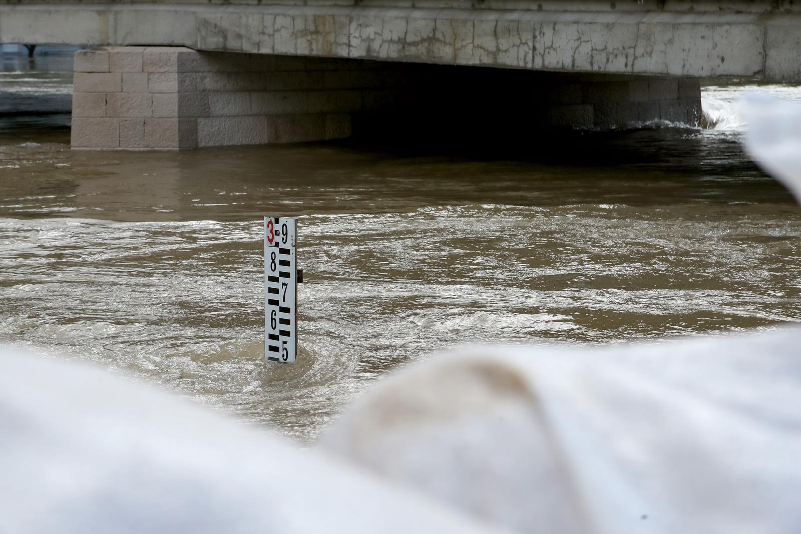 Obrovac: Poplava se polako povlači, stanovnici spašavaju stvari iz domova