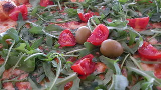 Vrhunska ponuda pizza i hamburgera u Famous Beach Bar & Grillu. Predstavljamo pizze Bianca i Rukola & Mozarella te Famous i Western hamburgeri