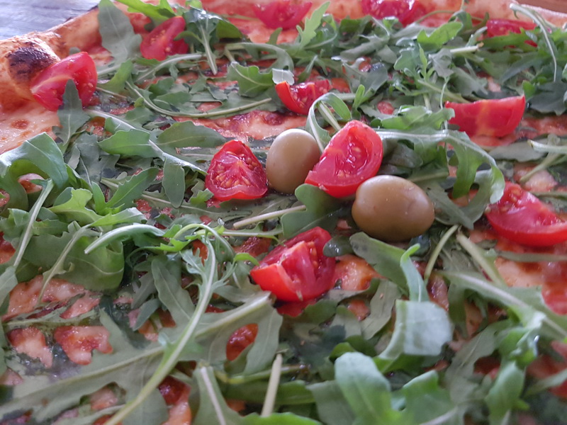 Vrhunska ponuda pizza i hamburgera u Famous Beach Bar & Grillu. Predstavljamo pizze Bianca i Rukola & Mozarella te Famous i Western hamburgeri