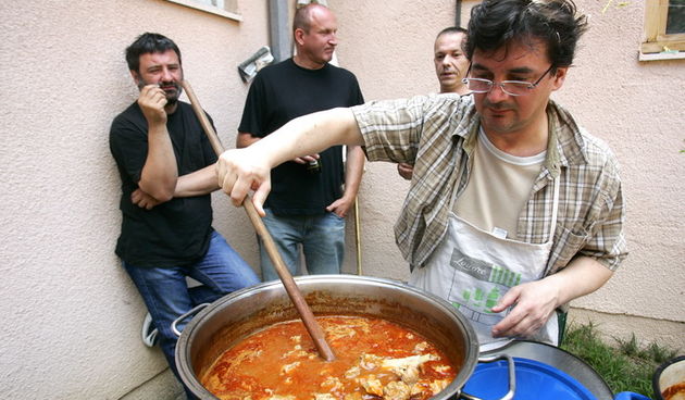 Zagreb, 290511.
Ateljei Zitnjak.
Povodom otvaranja Festivala europske kratke price knjizevnici su se druzili uz hranu i pice.
Foto: Tomislav Kristo / CROPIX