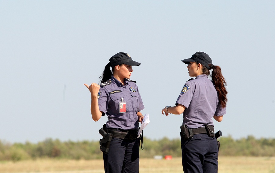 Dan poslije nesrece ceskih turista, Ozlijedjeni Cesi dovezeni su kombijma hitne pomoci iz gospicke bolnice te su ukrcani u avion. Foto: Jure Miskovic / CROPIX Dan poslije nesrece ceskih turista, Ozlijedjeni Cesi dovezeni su kombijma hitne pomoci iz gospicke bolnice te su ukrcani u avion. Foto: Jure Miskovic / CROPIX