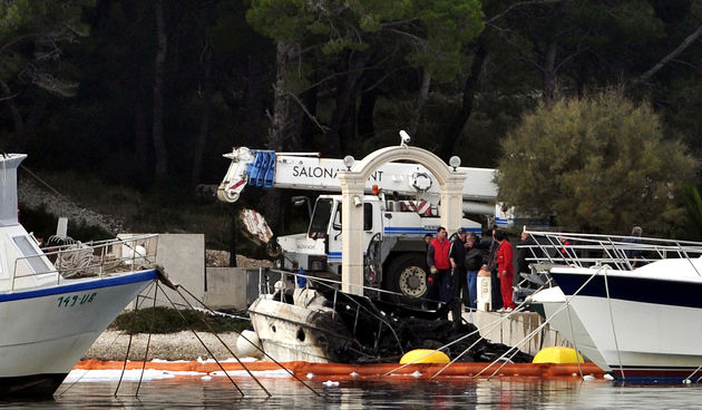 Marina Frapa, Rogoznica . Nocas je doslo do pozara na tri plovila u Marini Frapa koja su potom potonula. Djelatnici marine su potonula plovila okruzili zastitnim plutacama radi evenualnog ekoloskog incindenta. Policijska istraga je u tijeku. Foto: Niksa S